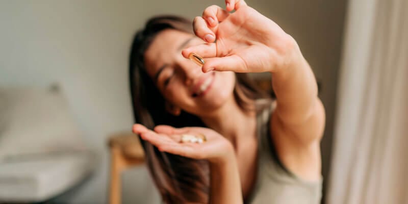 mujer tomando ácido hialurónico