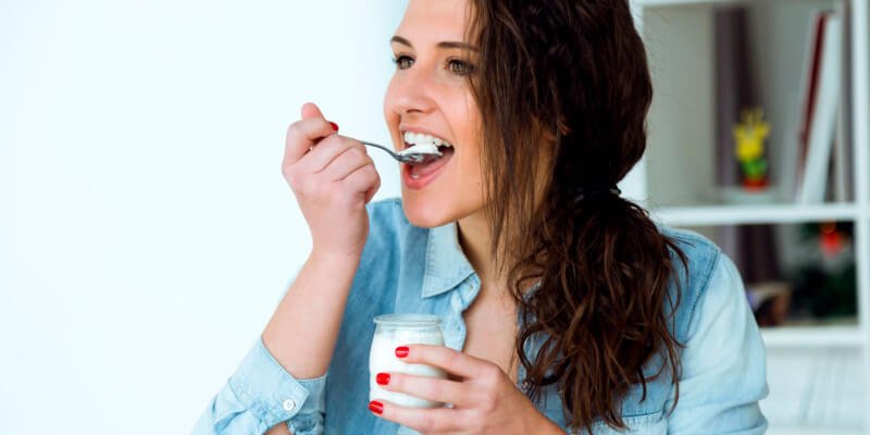 mujer comiendo tougur con probióticos