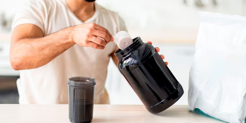 hombre tomando proteína en polvo