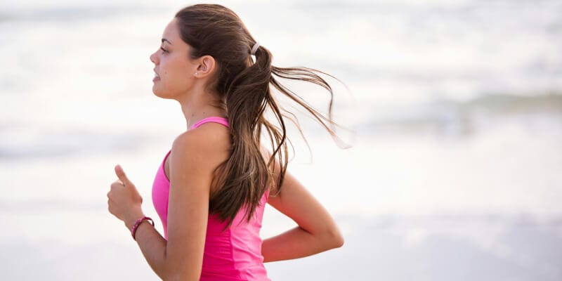 chica corriendo para mejorar circulación