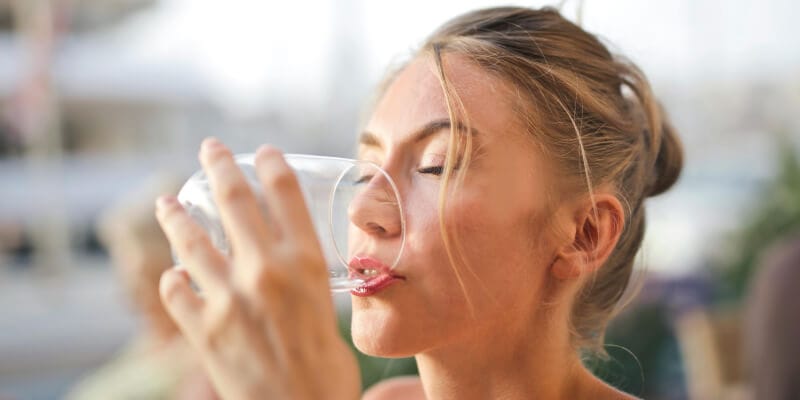 mujer bebiendo agua